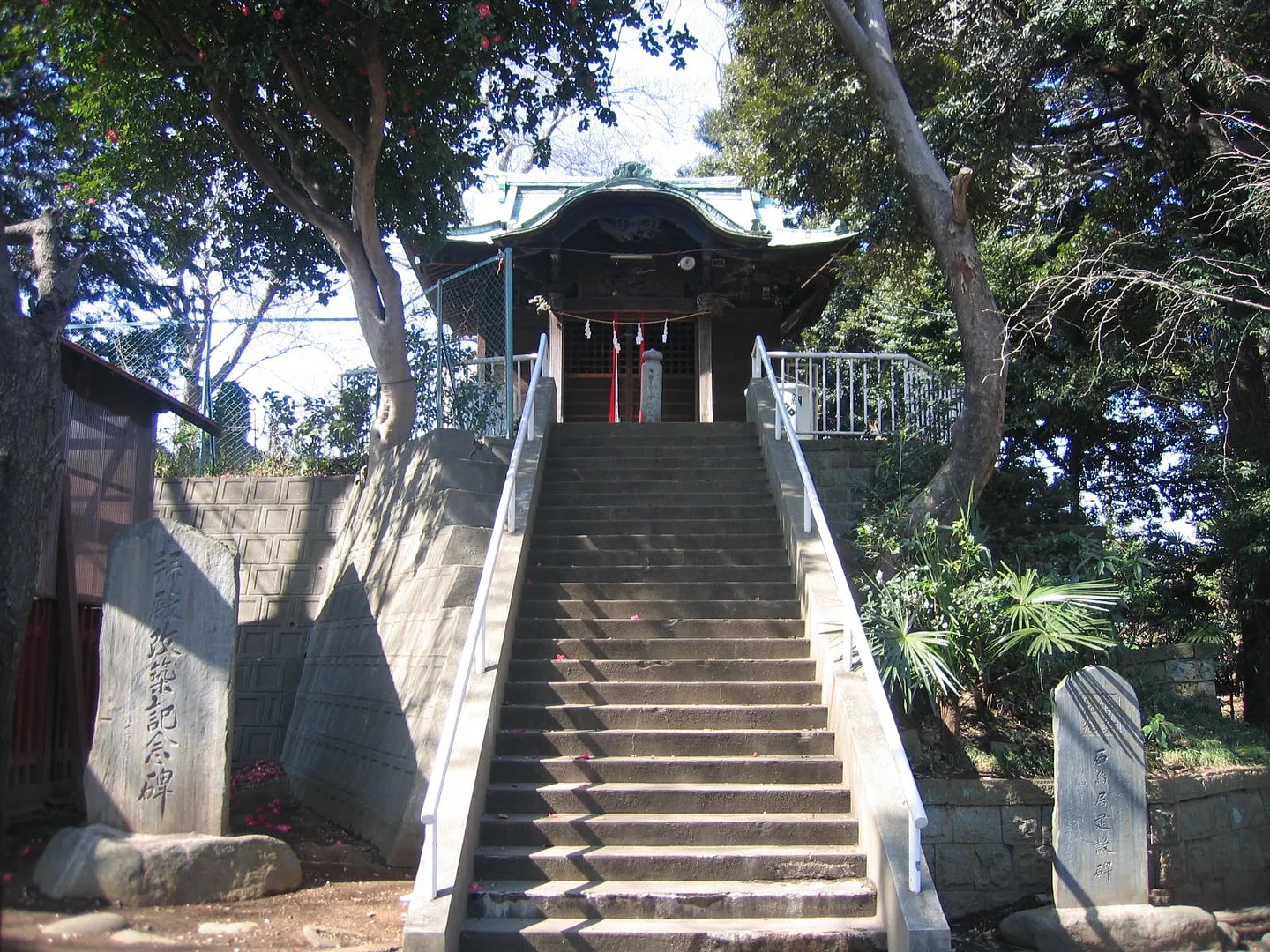 大構（おおがまえ）の上に祀られている愛宕神社