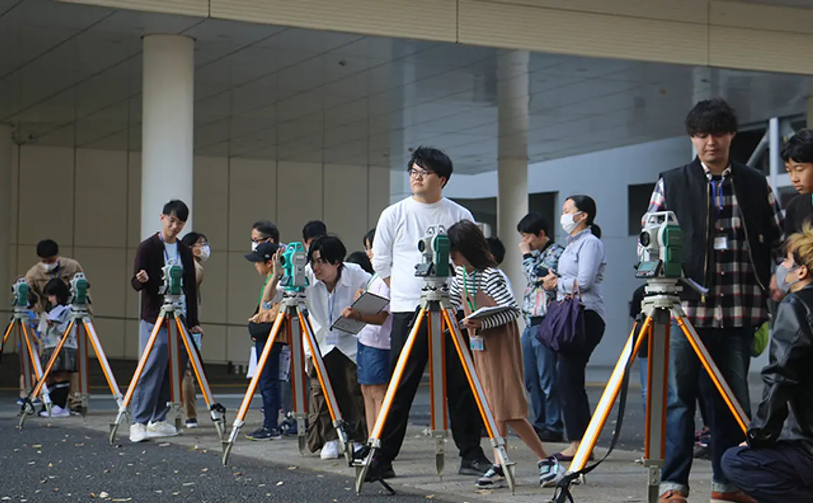 測量実習 21世紀の伊能忠敬になってみる ～地図づくりのプロたちから学ぶ3次元測量～