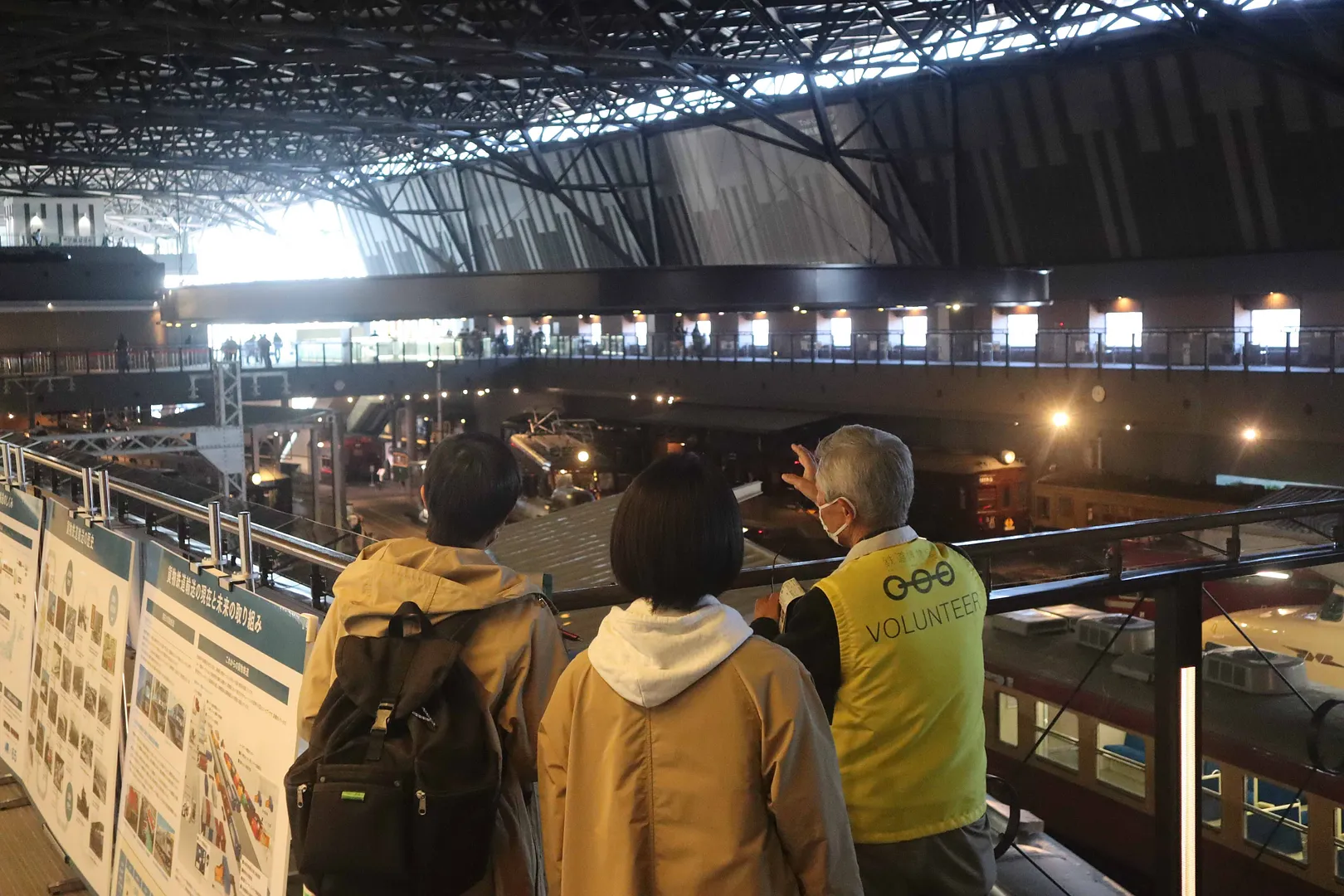 鉄道博物館でのボランティアガイドツアーの様子
