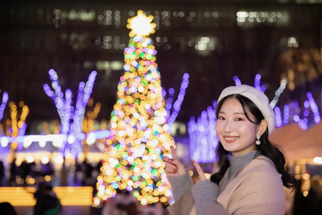アルピーノでクリスマスケーキを食べるモデル