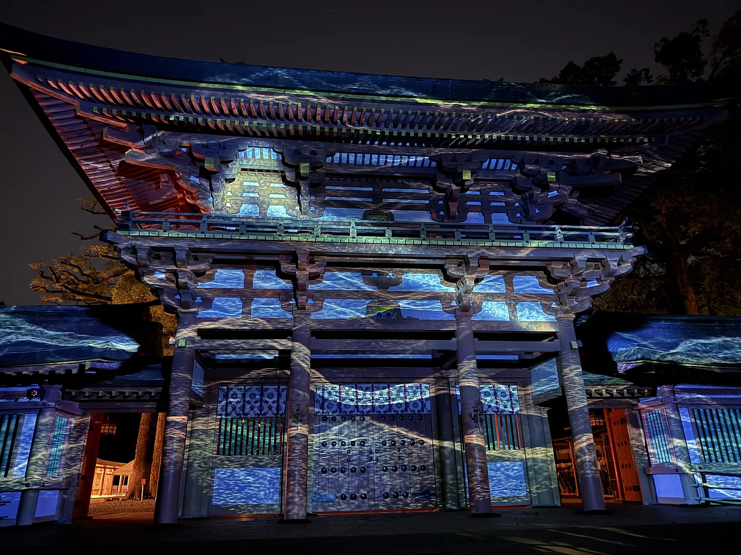 武蔵一宮氷川神社プロジェクションマッピング「時結びの杜」の様子