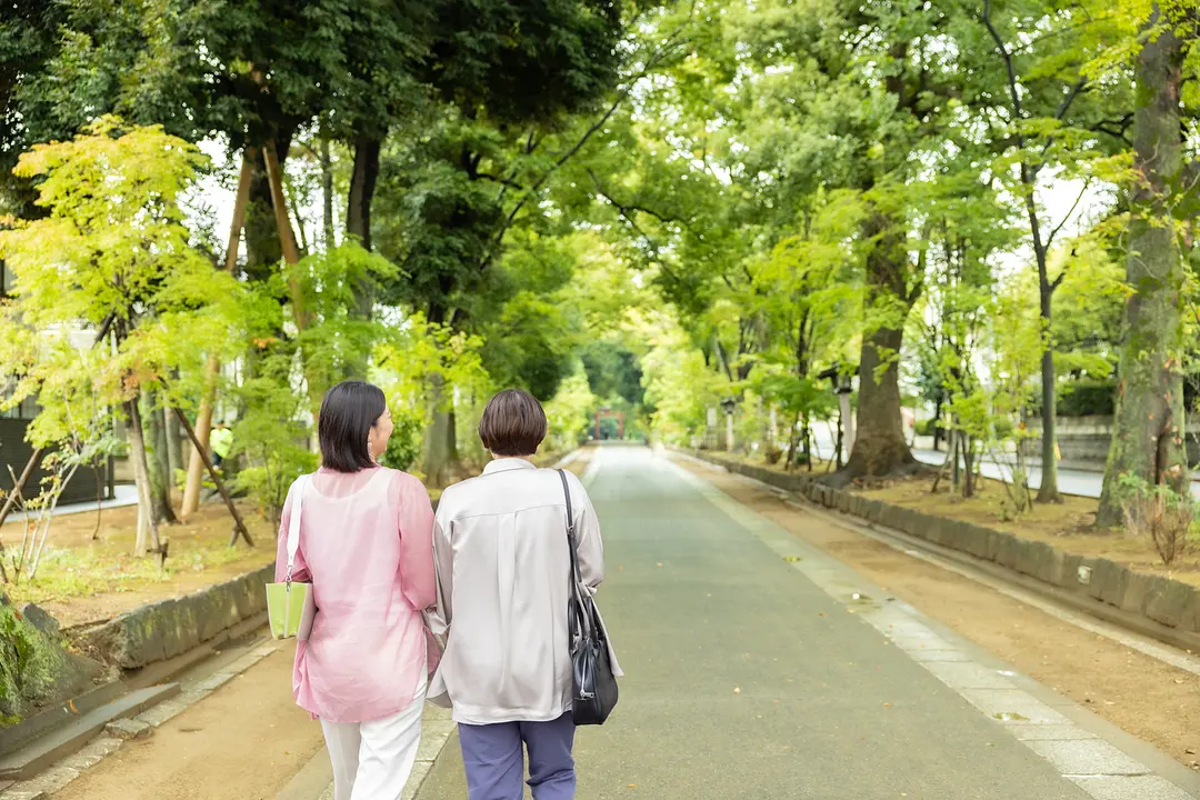 氷川参道を歩くモデル