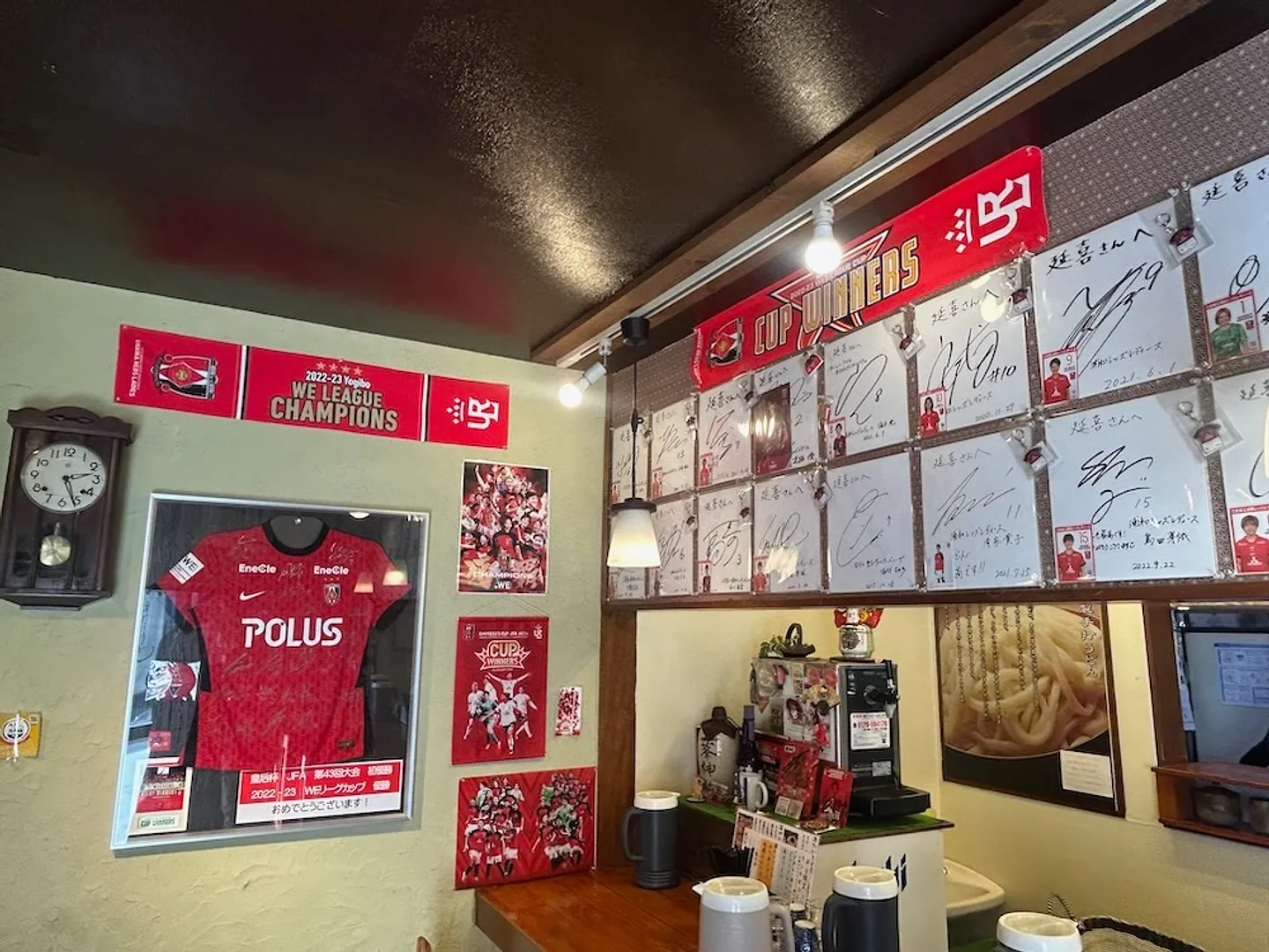 延喜の店内 数々のサイン