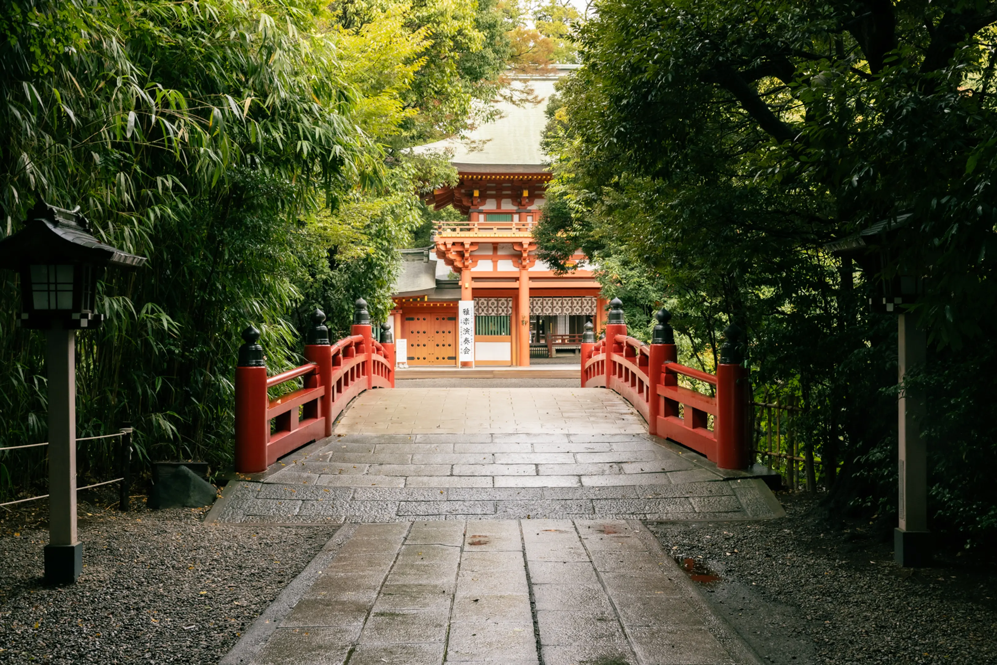 武蔵一宮氷川神社境内、神池にかかる赤い橋と楼門